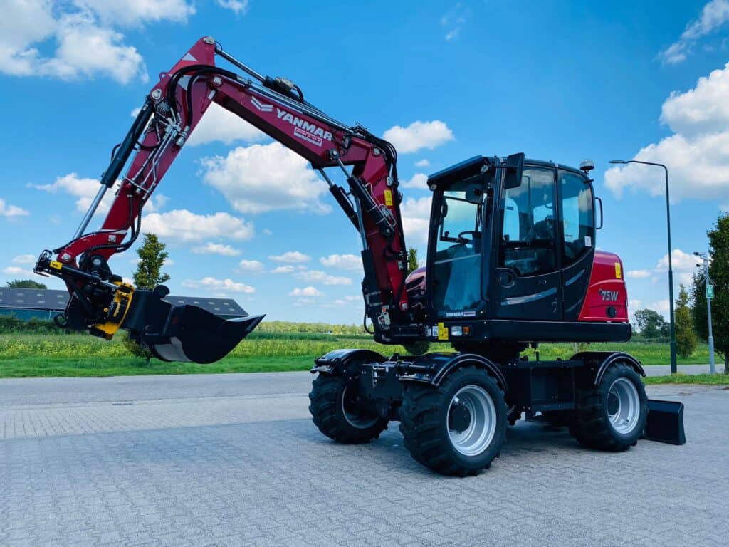 Klein robotarm machine voor bouw- of landbouwsector op een asfaltweg.