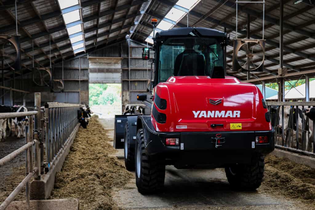 Robuuste Yanmar meststofstrooier in boerenstal voor efficiënte dier- en gewasvoeding.