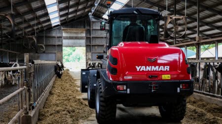 Robuuste Yanmar meststofstrooier in boerenstal voor efficiënte dier- en gewasvoeding.