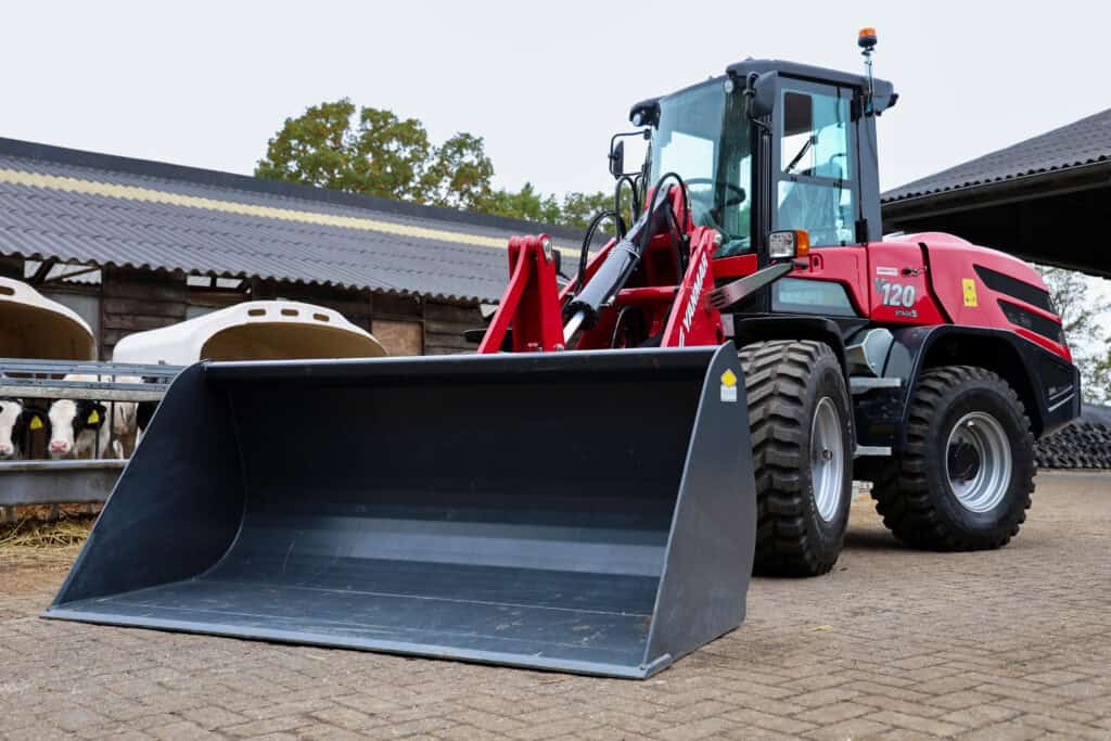 Schuifbak op landbouwtractor voor agrarisch werk, innovatie en efficiëntie in land- en tuinbouw.