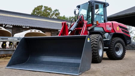 Schuifbak op landbouwtractor voor agrarisch werk, innovatie en efficiëntie in land- en tuinbouw.