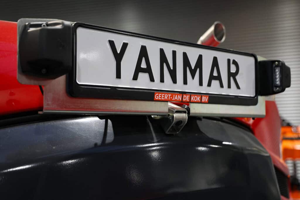 Yanmar voertuig kentekenplaat met bedrijfsnaam Geert-Jan de Kok BV.
