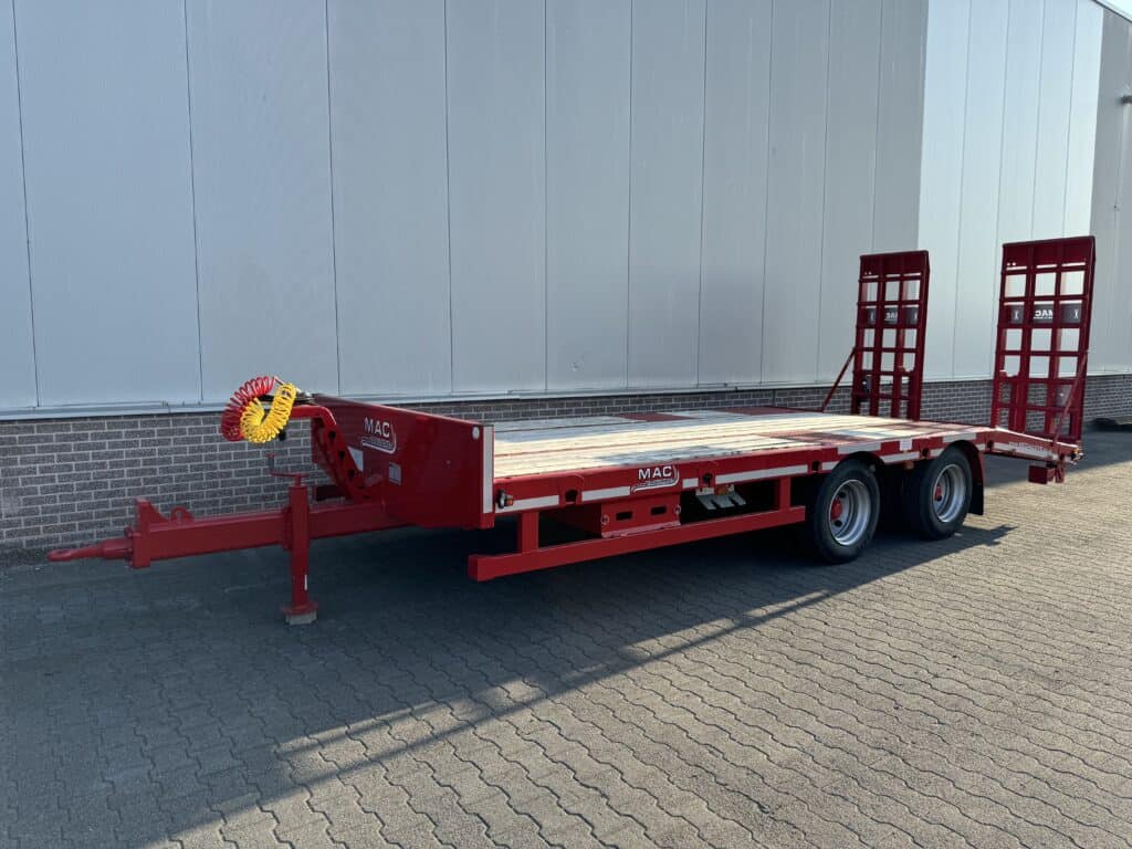 Veegwagen op trailer voor transport van machines of materialen.