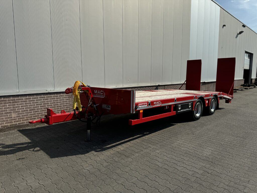 1. Dieplader trailer voor het vervoeren van zware machines en materialen, rood met merklogo.