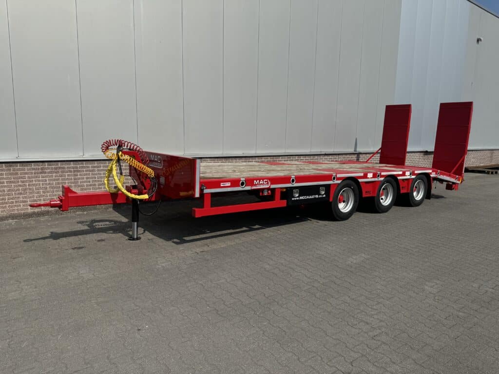 Veetransportwagen voor industrieel gebruik, robuust rood, 3 assen, met oprijschermen, geschikt voor zware ladingen.