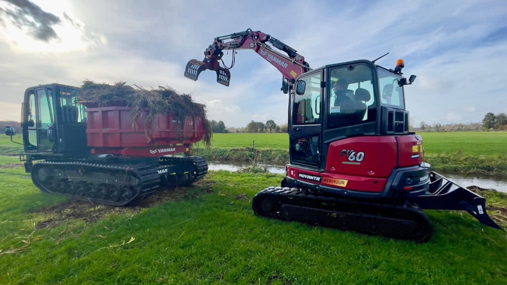 1. Stilley met mini graafmachine voor landbouwprojecten op weiland.