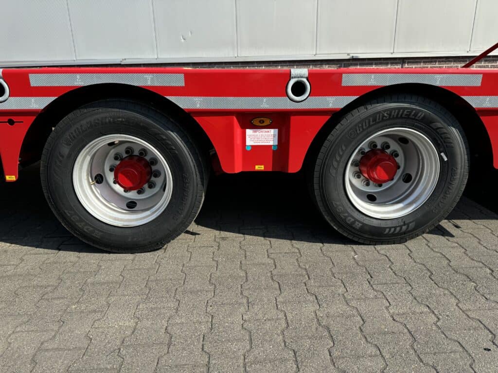 Veilig transportwagen met dubbele wielen voor zwaar materieel en bouwprojecten.