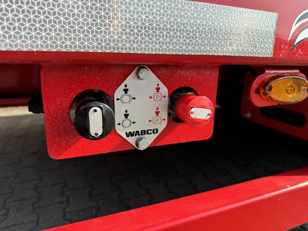 - Bedieningspaneel van een professionele landbouwmachine met WABCO rem- en hydraulische systemen.