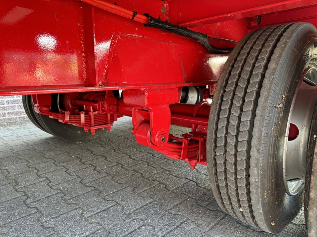 Robuuste truckbanden en onderstel in rood, gemaakt door Geert-Jan de Kok B.V.
