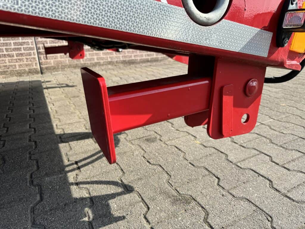 Blauwdruk van een rood metalen trailer koppeling en steun, ontworpen voor zware vrachtwagens.