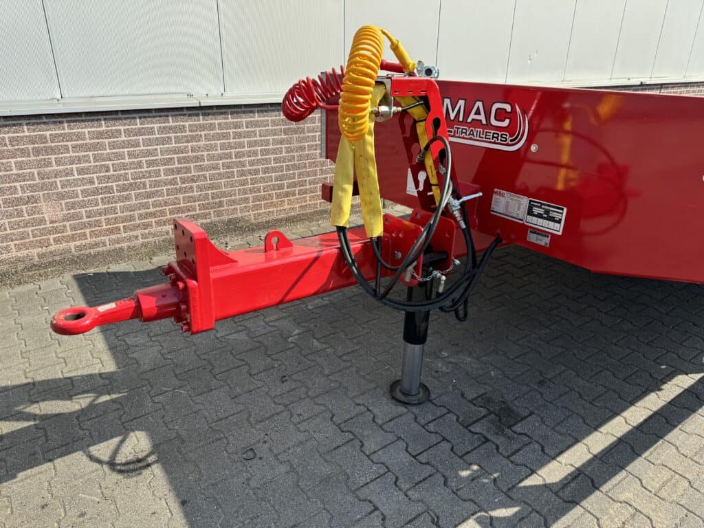 Veetransporter met zware bouw en hydraulische systemen, geschikt voor transport en hijswerk.