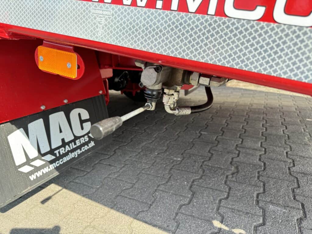 Robuuste trailer met hydraulische functies, geschikt voor professioneel transport en verkoop.