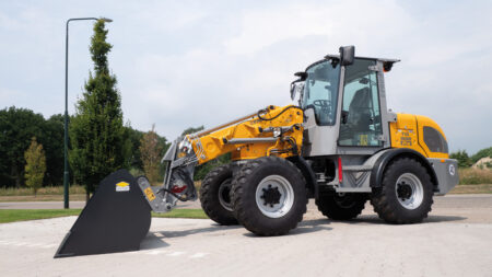 - Uitgebreide afbeelding van een moderne wiellader voor grondverzet en bouwprojecten.
