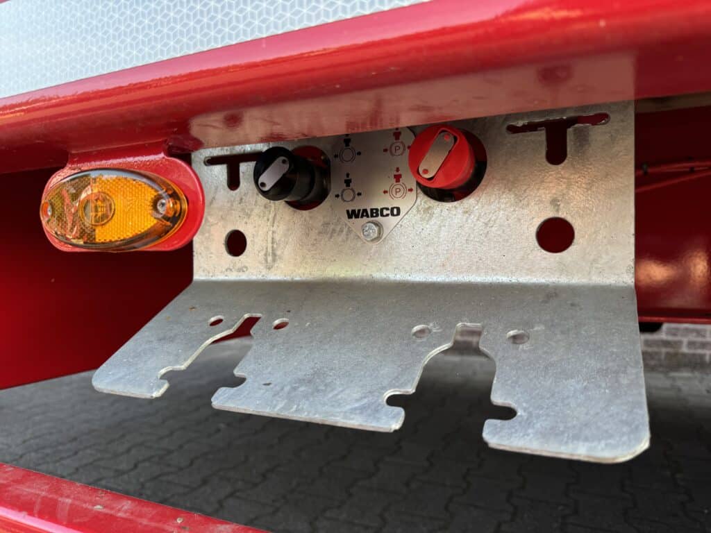 Onderstel van logistieke trailer met veiligheids- en signaallampen, voorzien van WABCO remcontrole.