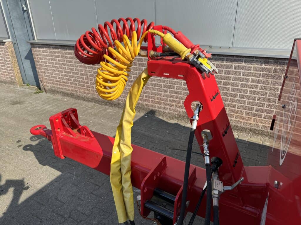 Hogedruk water- en luchtspuit met slangen voor professioneel schoonmaakwerk.