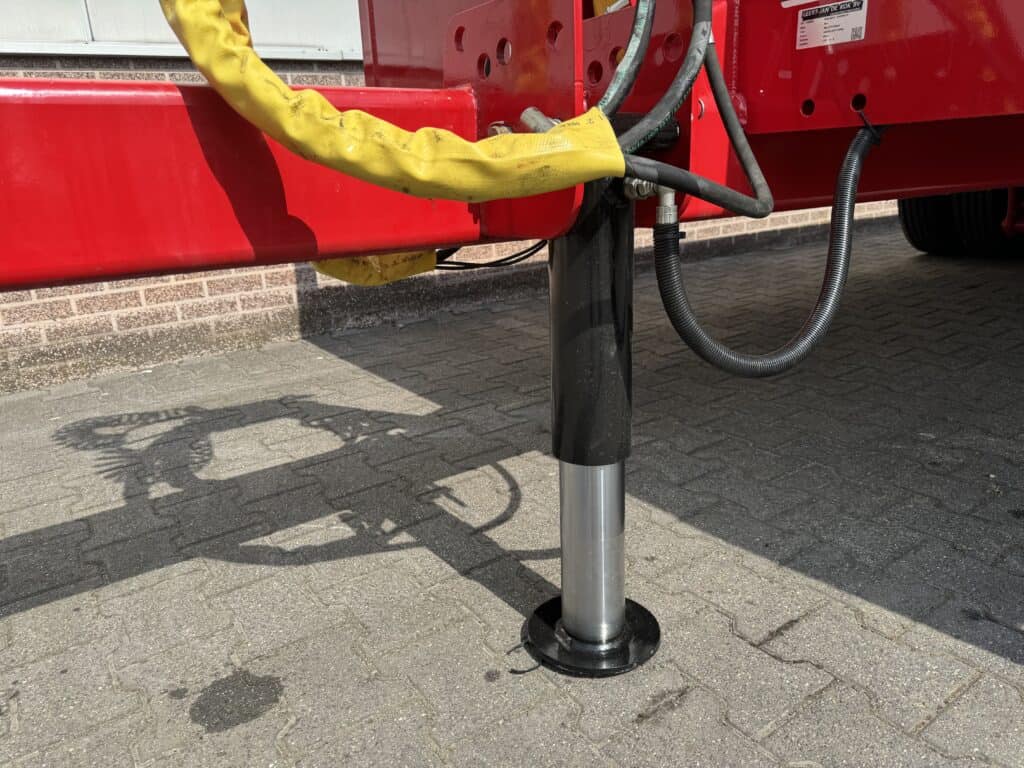Robuuste wateraansluiting en hydraulische ondersteuning voor trailer van Geert-Jan de Kok BV.
