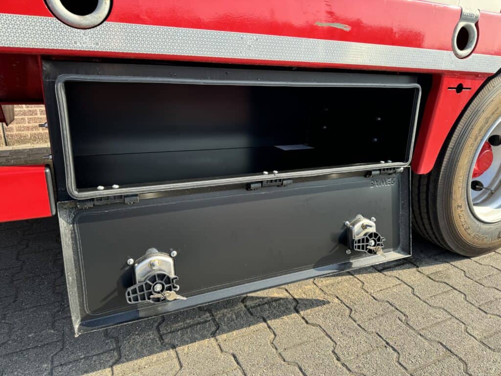 Klepkast op vrachtwagen, praktische opbergruimte voor benodigdheden.