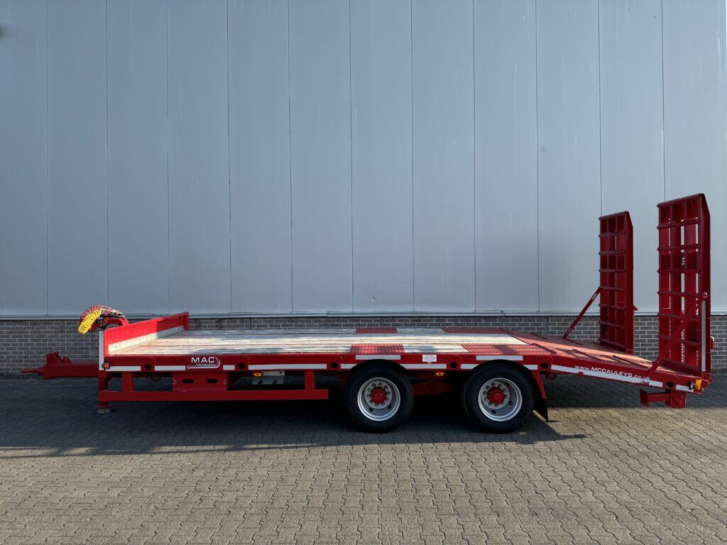 Afbeelding van een rode plateauwagen voor transport, geschikt voor zwaar materiaal en apparatuur.