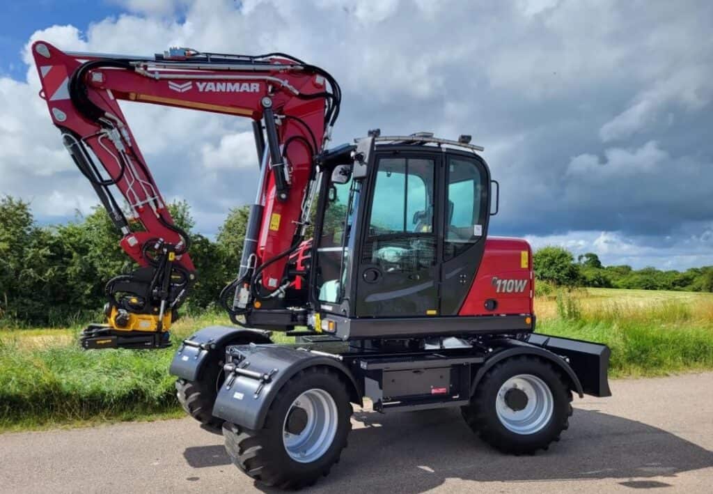 Robuuste mini-telehandler met Yanmar motor, ideaal voor bouw en tuinwerkzaamheden.