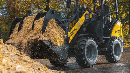 Kleine graafmachine voor het verplaatsen van mulch of schepgoed in een tuin of van locatie.