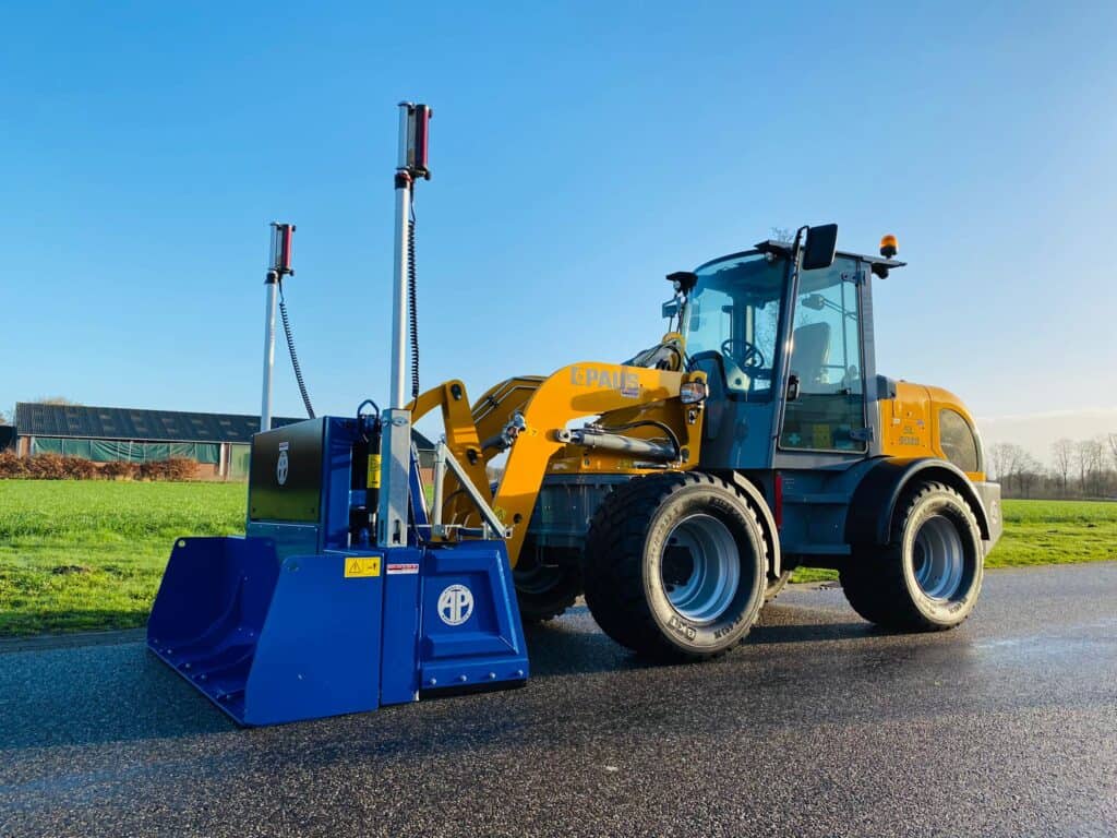 1.FAQO ALTIJTEXT: Kleine weginspectie-voertuigen met roterende bewakingsborden in open veld.