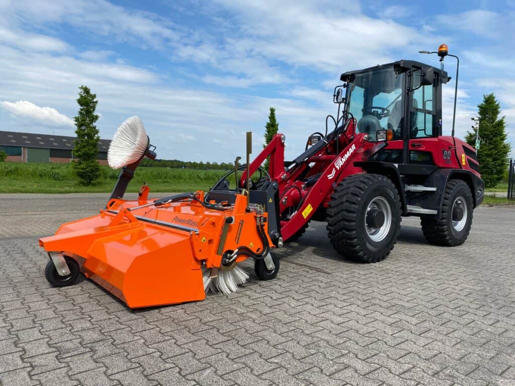 Zware veegmachine voor grote oppervlakken, geschikt voor terreinonderhoud en schoonmaak.