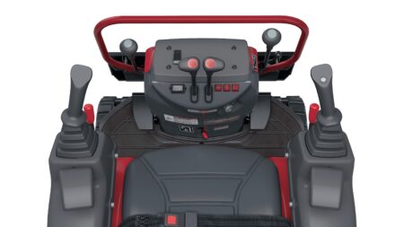 Robuuste tractorbestuurderscabine met geavanceerde bedieningspanelen en ergonomisch ontwerp.