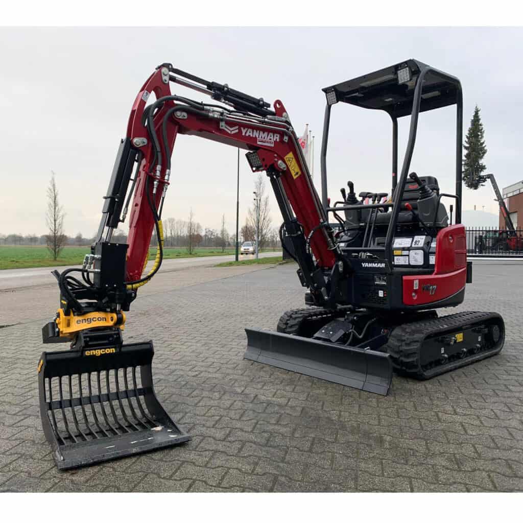 Klein, robuust minikraan op rupskieper voor constructie en tuinprojecten.