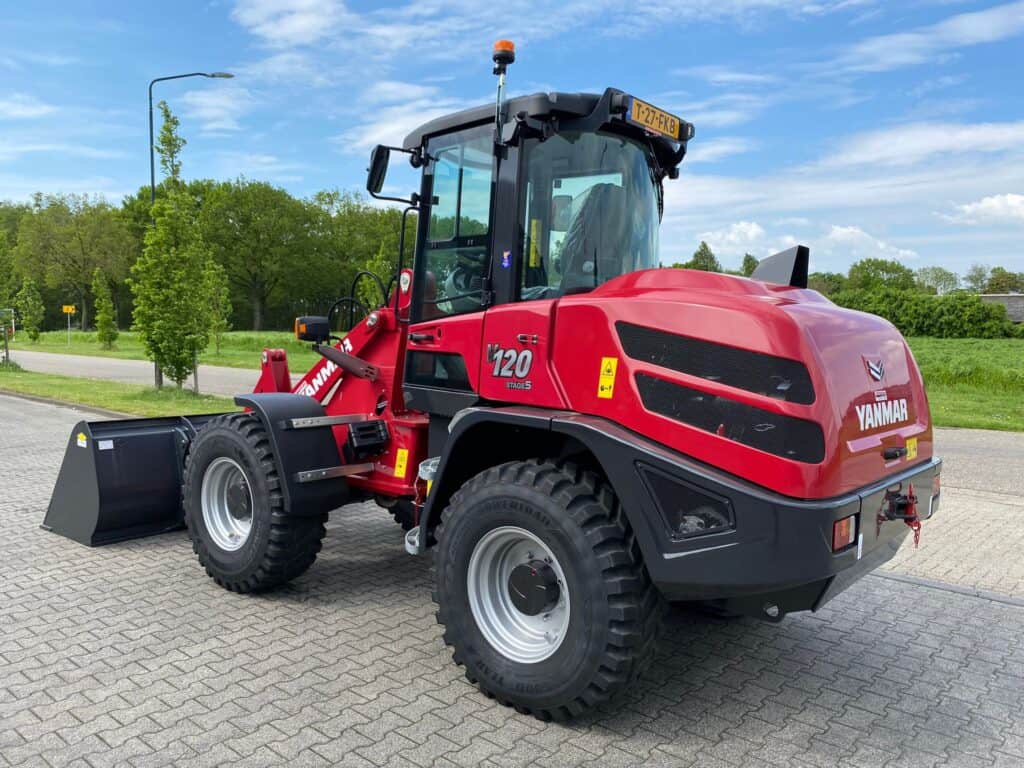 Robuuste rode Yanmar landbouwmachine, gebouwd voor efficiëntie en duurzaamheid.