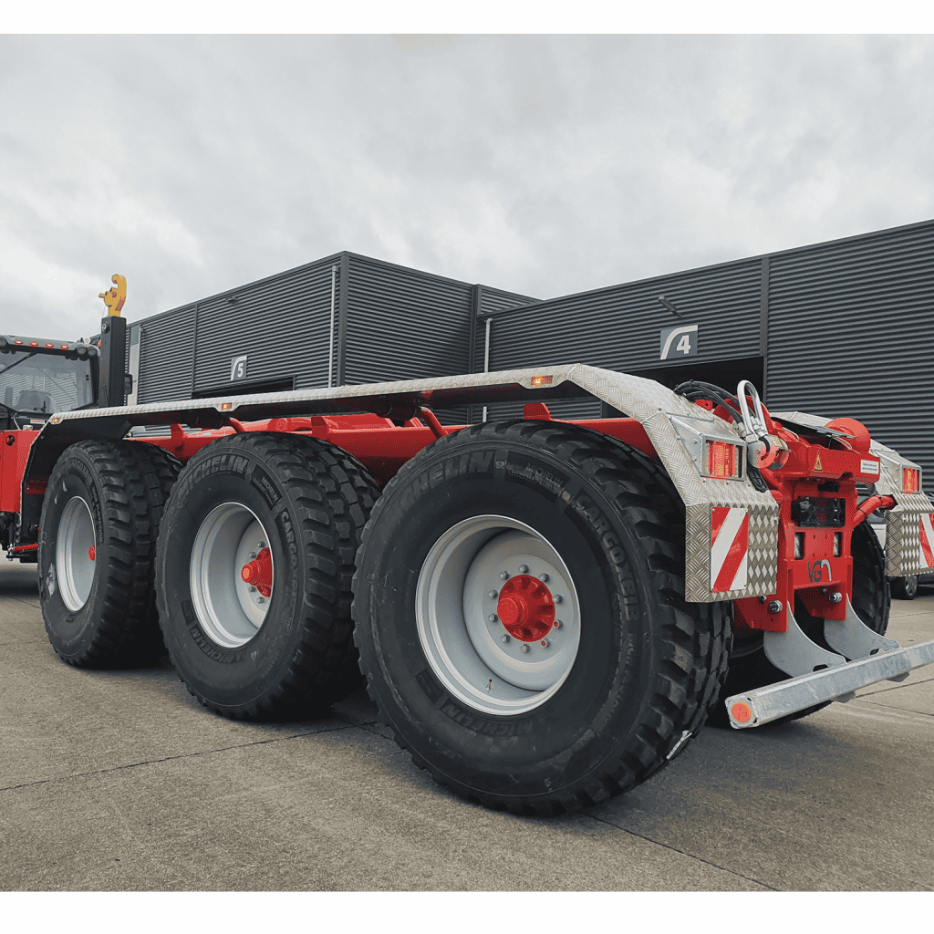 Robuuste zware lading trekker met grote banden voor industriële toepassingen.