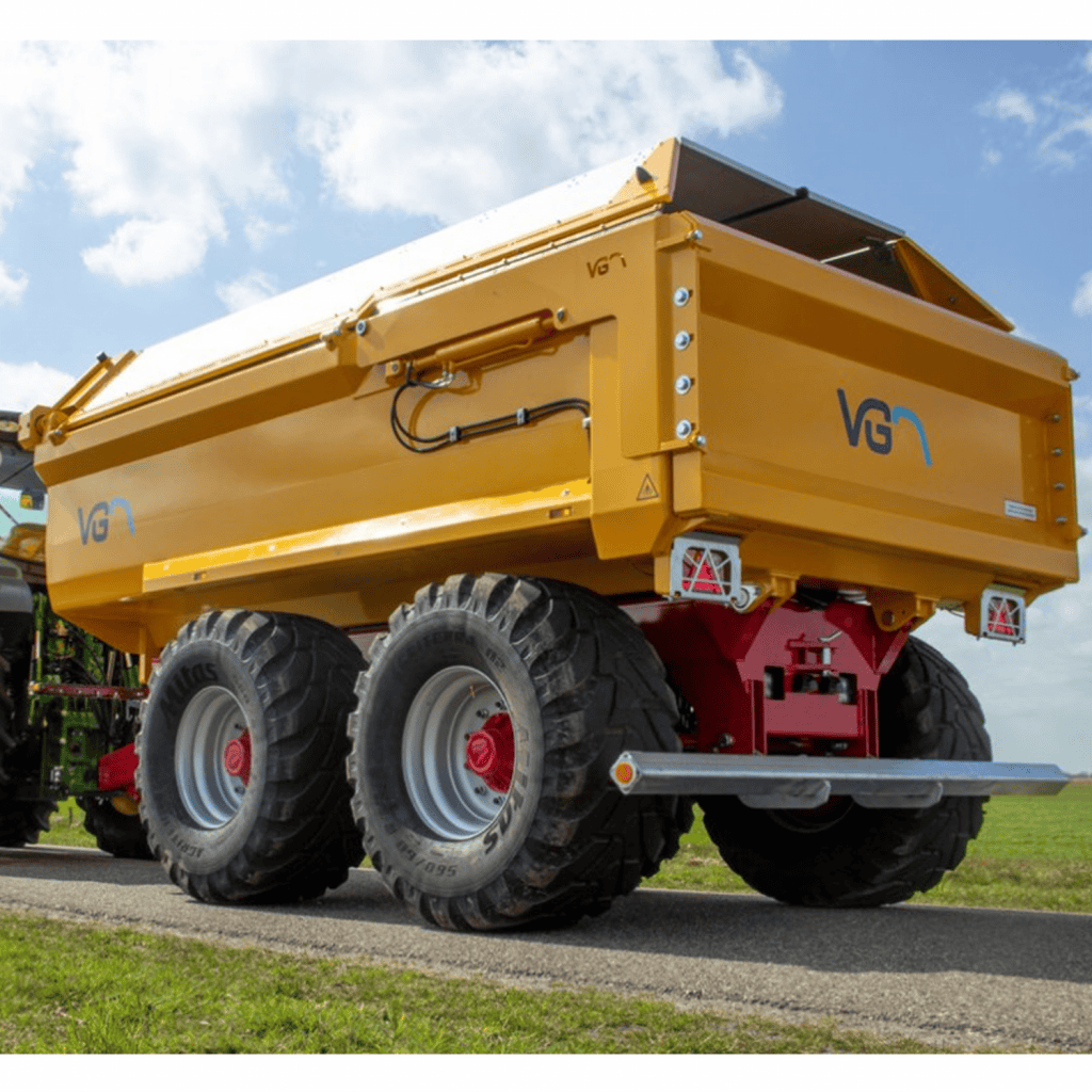 Groot geel mesttank op tractor, landbouwmachines, mestafgifte, innovatie, duurzame landbouw.
