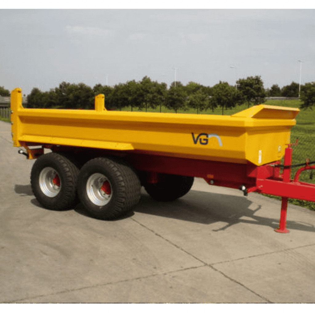 Veerhouten kiepovertrekker transportwagen, geel en rood, voor bouw en agrarisch gebruik.