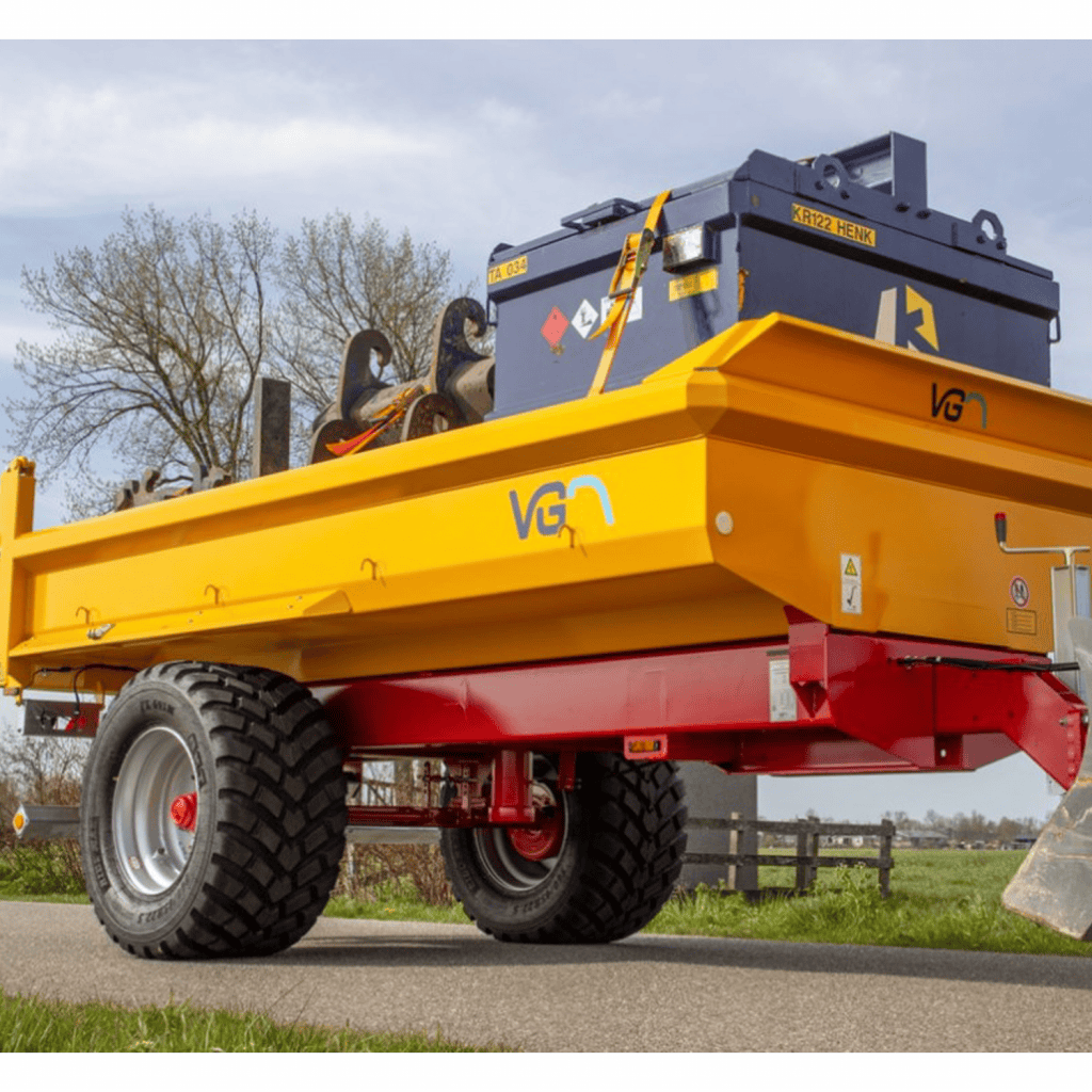 Veilig op transport: geavanceerde gevarendriehoek trailer met krachtige banden.