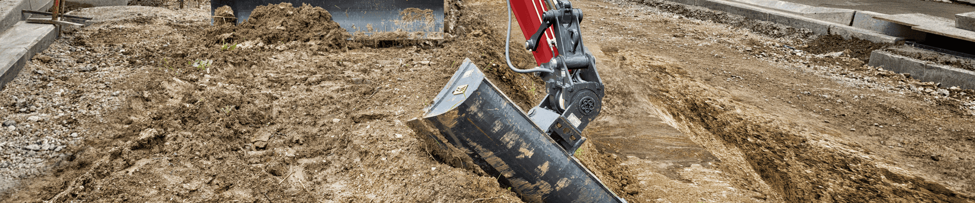 Machinaal graafwerk voor de bouw van riolering en funderingen.