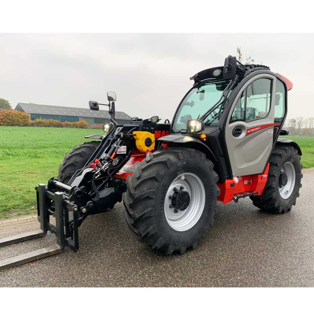 Elektrisch aangedreven veldtractor met cabine, geschikt voor landbouw en tuinbouw.