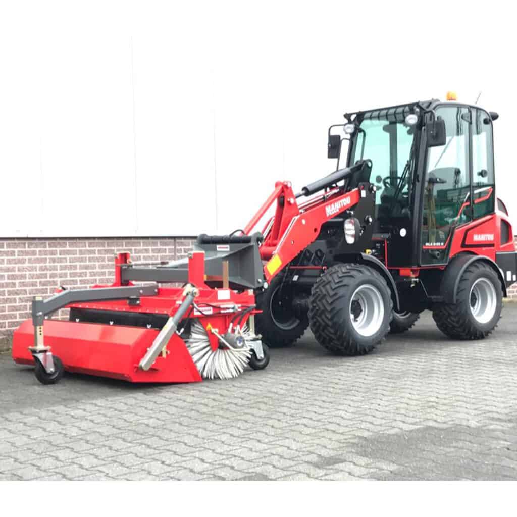 Efficiënte schoonmaaktractor voor tuin en terreinonderhoud met cabine en borstels.