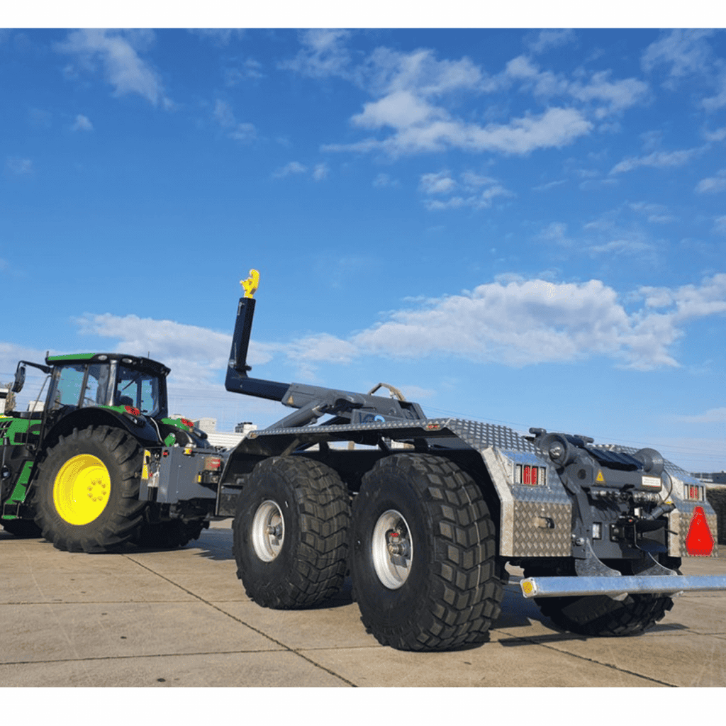 Zware landbouwtractor met aanbouw, duurzame landbouwmachines | Geert-Jan de Kok B.V.