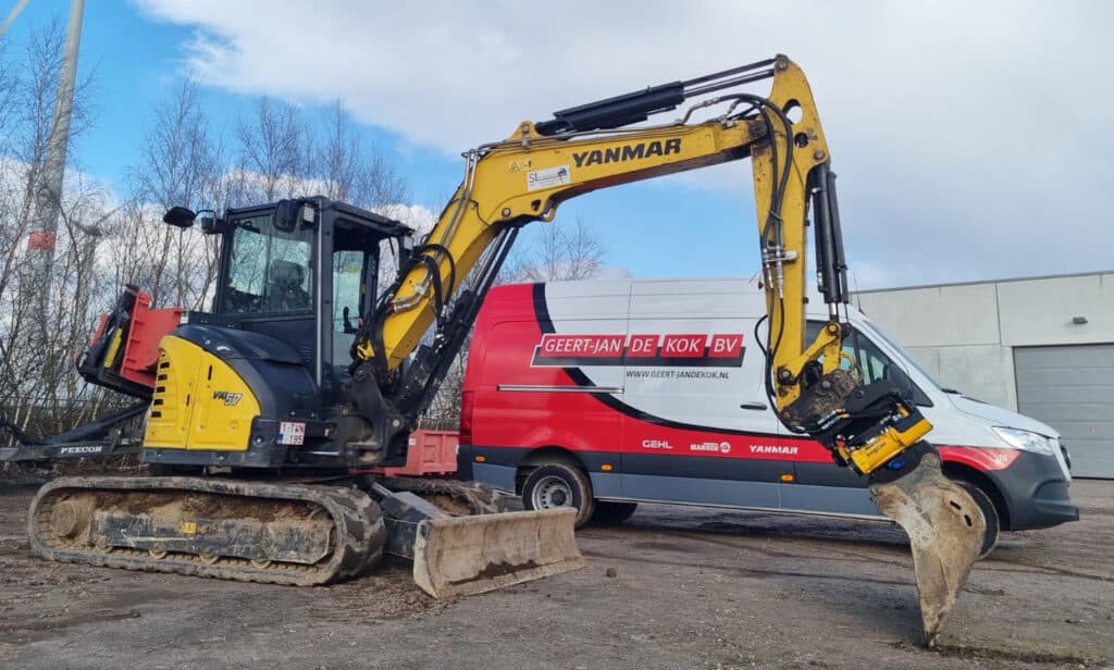 Steenbakkerij met geavanceerde Yanmar graafmachine voor grondwerkzaamheden.