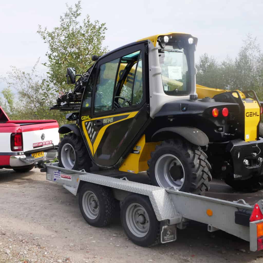 Efficiënte mini shovel op transportwagen voor verhuur en bouwprojecten.