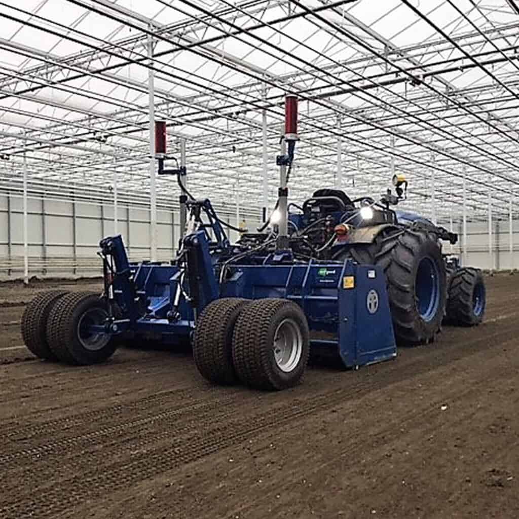 Stalwagen voor landbouw en tuinbouw binnen een kas of serre.