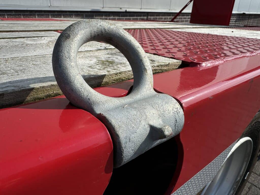 Bakentrekker op heftruck, Rood en grijs, Industriële heftruck accessoire, Voor veilig hijsen en transport van zware lasten.