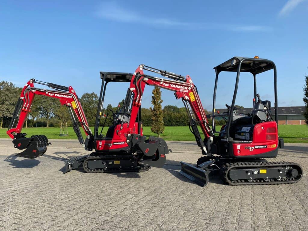 Kleine graafmachines voor bouw en tuinprojecten, ondersteund door Geert-Jan de Kok BV.