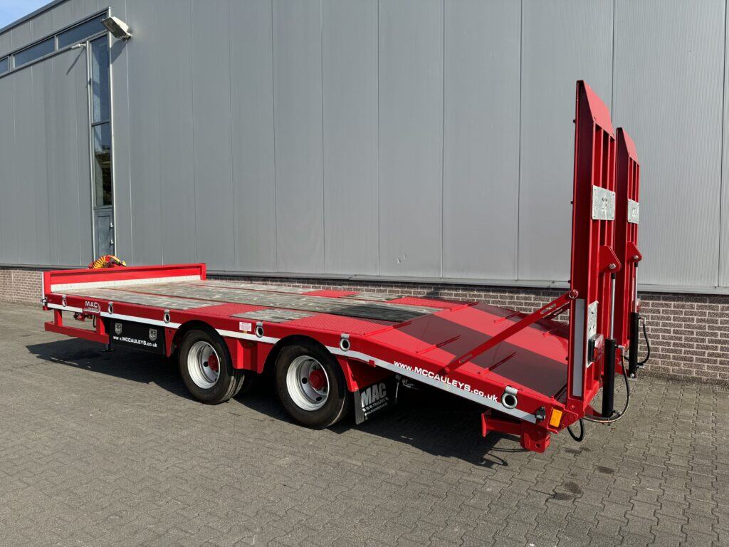 1. Stalen autotransporter trailer voor transport van voertuigen.