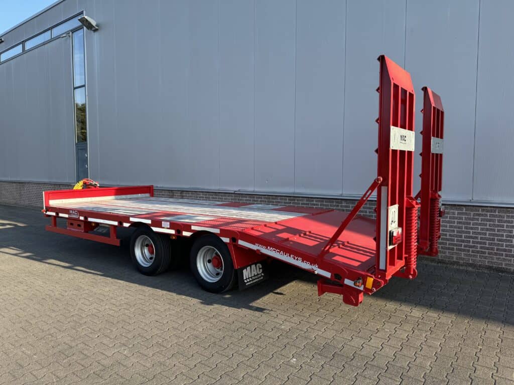1. Zweiachsige laadwagen voor zware constructies en transport.