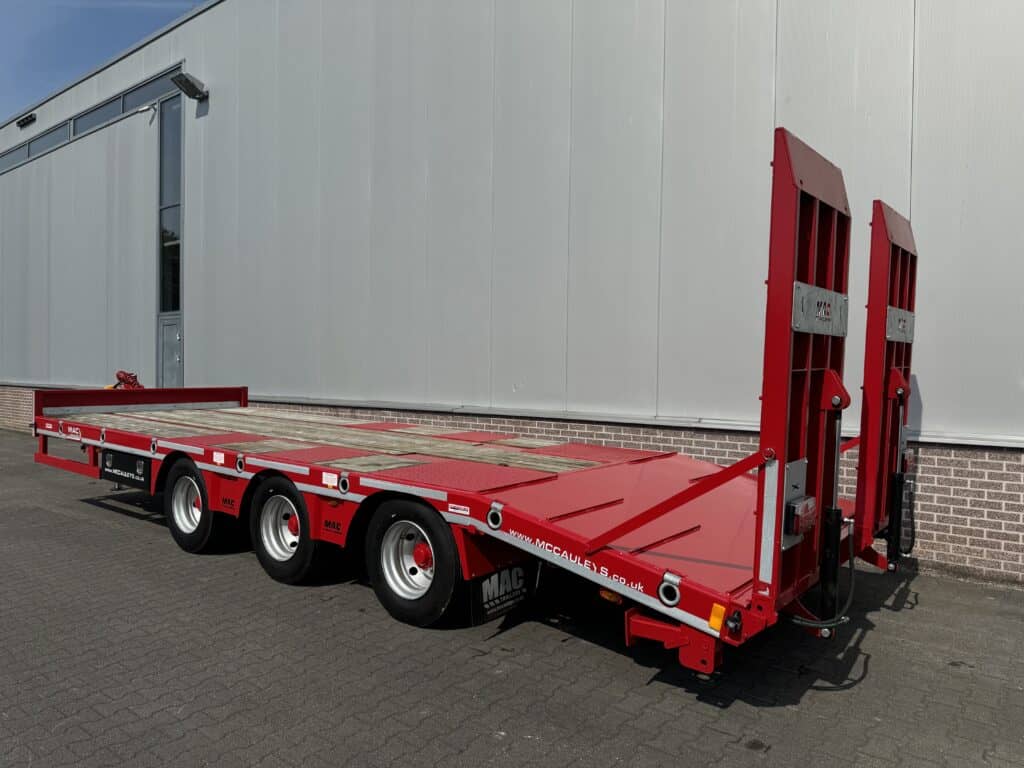 1. Dieplader trailer voor het transporteren van zware en grote ladingen.
