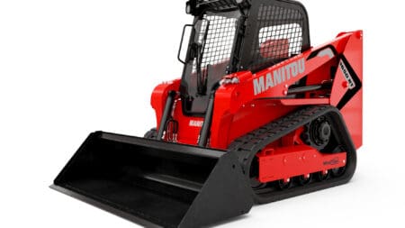 Robuuste skidloadermachine met zwarte cabine en rubberen rupsbanden voor zware werkzaamheden.