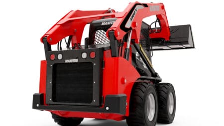 Compacte mini skidsteer met graafbak, geschikt voor agrarisch en bouwgebruik.