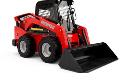 Kleine skidmixer met cabine en frontlader, uitgevoerd door Geert-Jan de Kok B.V.