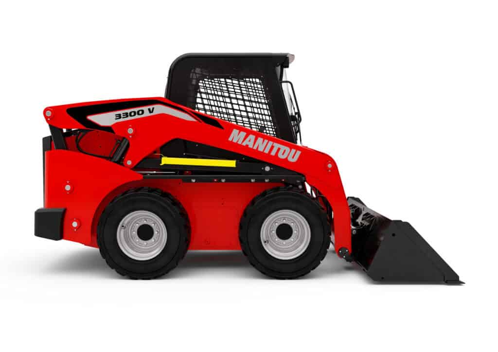 Robuuste MANITOU skid loader met graafbak, ideaal voor bouw en landbewerking.