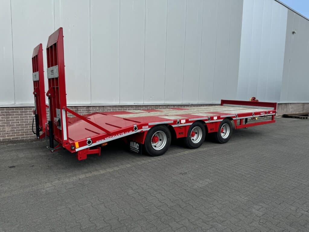 Veilig transportwagen met laadklep voor zwaar materieel en machines.